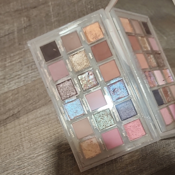 HUDA BEAUTY Rose Quartz Palette - Picture 2 of 4